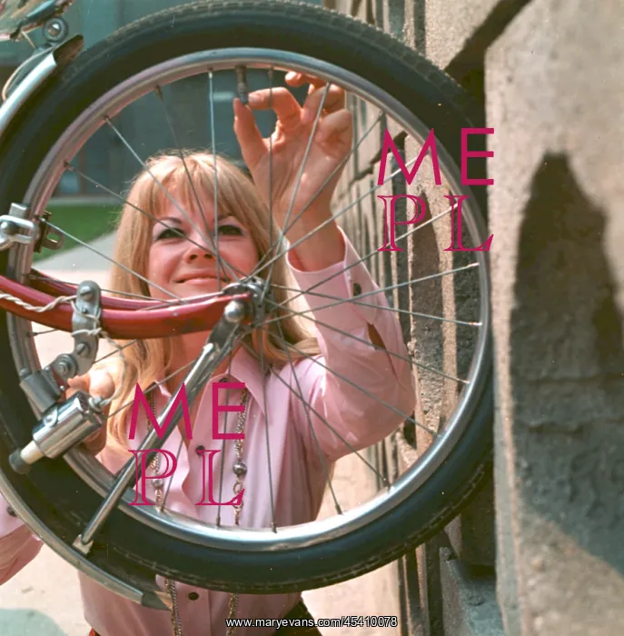 : Eva Pilarova - pop singer - bicycle : Eva Pilarova - pop singer - bicycle