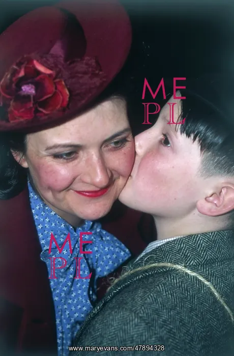 : EVACUEE KISSES MOTHER : EVACUEE KISSES MOTHER