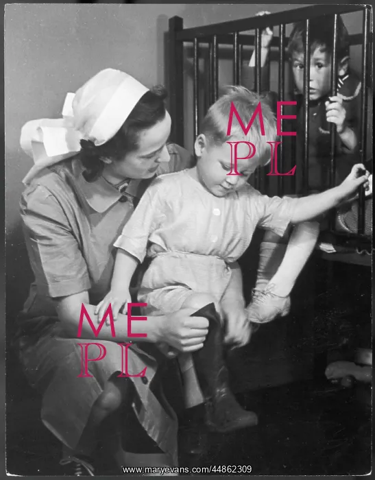 : EVACUEES & W.V.S. NURSE : EVACUEES & W.V.S. NURSE