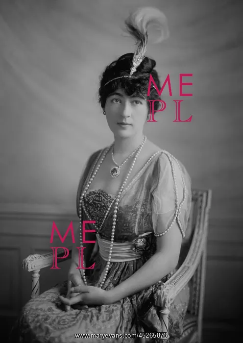 : Evalyn Walsh Mclean wearing the Hope Diamond : Evalyn Walsh Mclean wearing the Hope Diamond