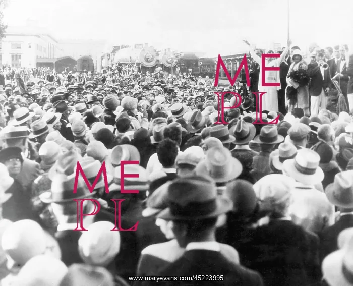 : Evangelist Aimee Semple McPherson (far right, ? : Evangelist Aimee Semple McPherson (far right, ?