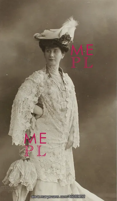 : Eveline. Young woman with hat and : Eveline. Young woman with hat and