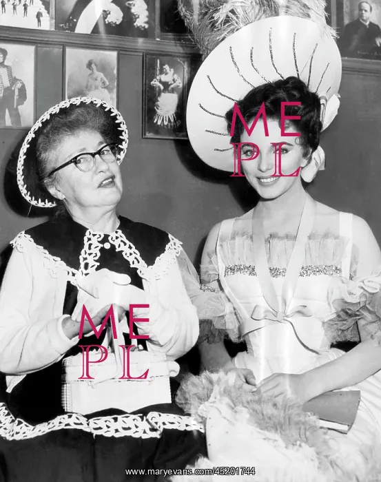 : Evelyn Nesbit (left), visiting the movie ? : Evelyn Nesbit (left), visiting the movie ?