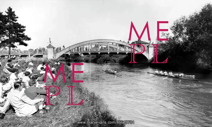  : Evesham, The River and Bridge c1955