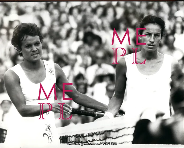 : Evonne Goolagong and Virginia Wade at Wimbledon : Evonne Goolagong and Virginia Wade at Wimbledon