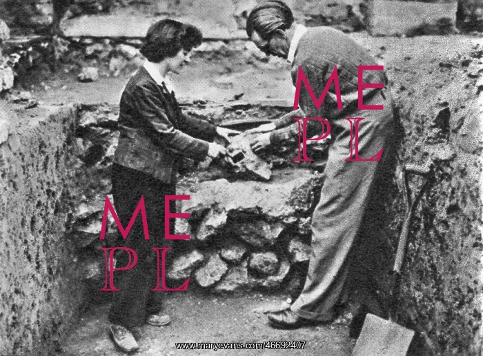 : Excavating in the bombed Cripplegate area : Excavating in the bombed Cripplegate area