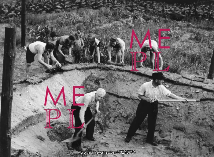 : Excavating an extinguishing pond, 1943 : Excavating an extinguishing pond, 1943