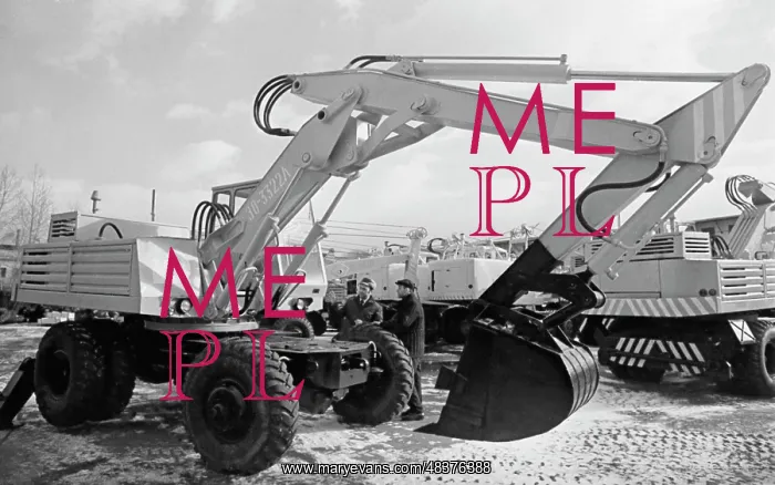 : Excavator. USSR. November 1, 1975. An EO-3322? excavator. Alexander Ovchinnikov / TASS : Excavator. USSR. November 1, 1975. An EO-3322? excavator. Alexander Ovchinnikov / TASS