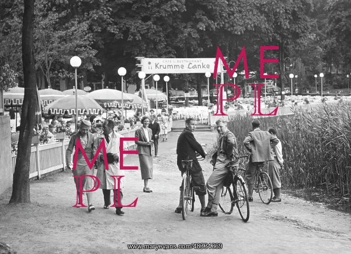 : The excursion restaurant Krumme Lanke in Berlin, 1933 : The excursion restaurant Krumme Lanke in Berlin, 1933