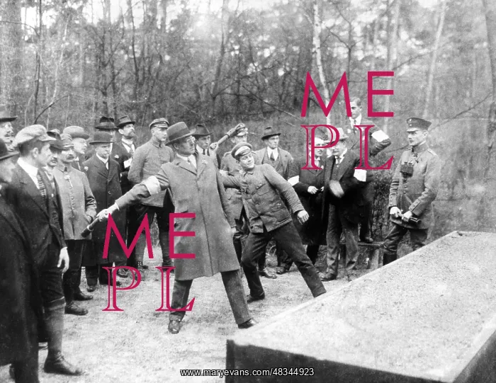 : Exercise of a militia, around 1920 : Exercise of a militia, around 1920