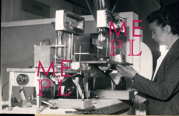 : Exhibit and demonstration of machine, Versailles, France : Exhibit and demonstration of machine, Versailles, France