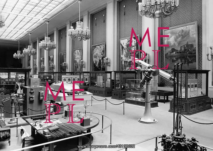 : Exhibition hall in the German Pavilion, 1937 : Exhibition hall in the German Pavilion, 1937