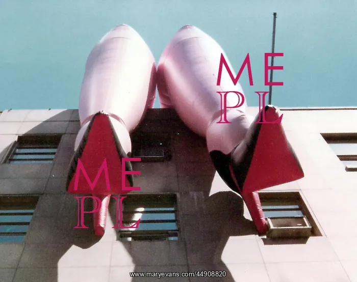 : Exhibition image large inflatable ladies legs : Exhibition image large inflatable ladies legs