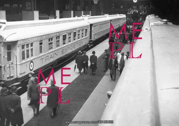 : Exhibition train at the Gare du Nord, 1933 : Exhibition train at the Gare du Nord, 1933