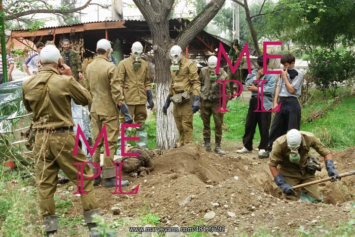 : Exhumation in Grozny, 1996 : Exhumation in Grozny, 1996