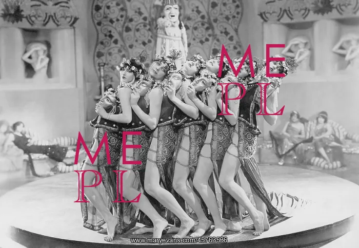 : Exotic women dancers with masks : Exotic women dancers with masks