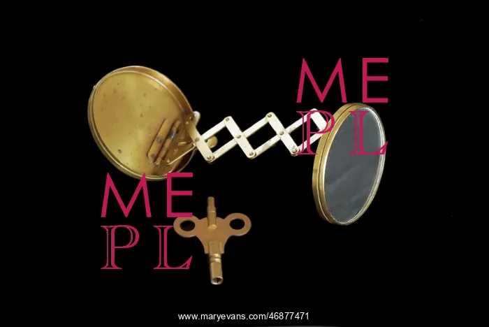 : Expandable travel mirror with winding key : Expandable travel mirror with winding key