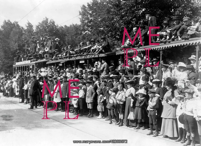 : Expecting crowd, 1914 : Expecting crowd, 1914