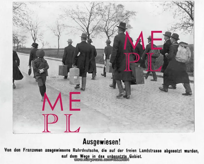 : Expelled Germans on a country road, 1920s : Expelled Germans on a country road, 1920s