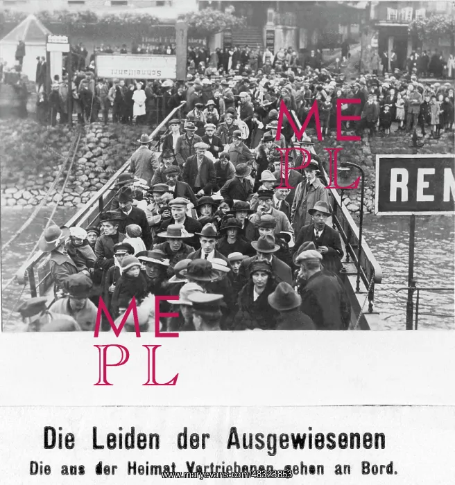 : Expelled people from the Ruhr area go on board of a ship : Expelled people from the Ruhr area go on board of a ship