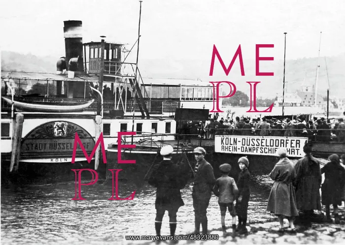 : Expellees waiting for a steamer, 1920s : Expellees waiting for a steamer, 1920s