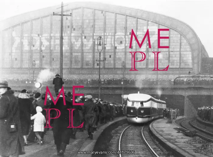 : Express railcar of the Imperial Railway in front of the Hamb : Express railcar of the Imperial Railway in front of the Hamb