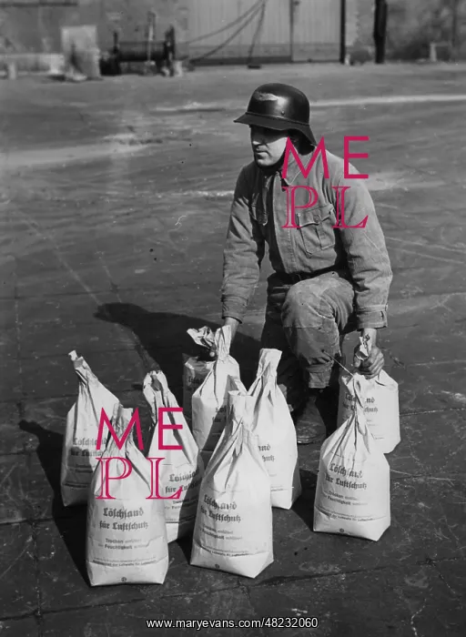 : Extinguishing sand for air raid protection, 1941 : Extinguishing sand for air raid protection, 1941