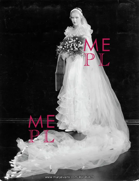 : An extraordinary wedding dress : An extraordinary wedding dress