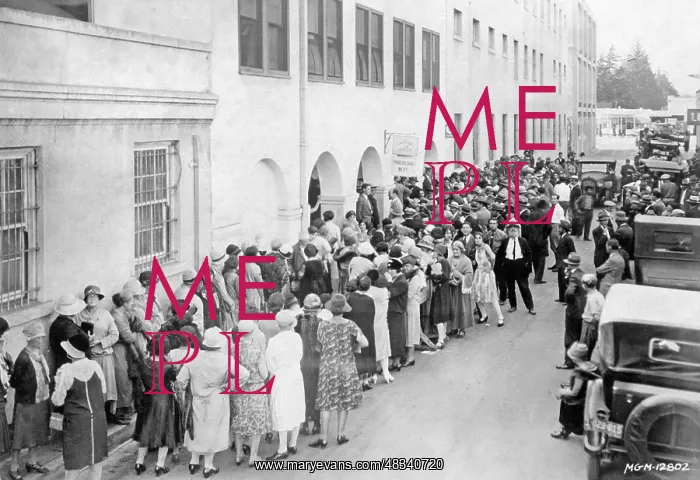 : Extras are waiting in front of the Metro-Goldwyn-Meyer : Extras are waiting in front of the Metro-Goldwyn-Meyer
