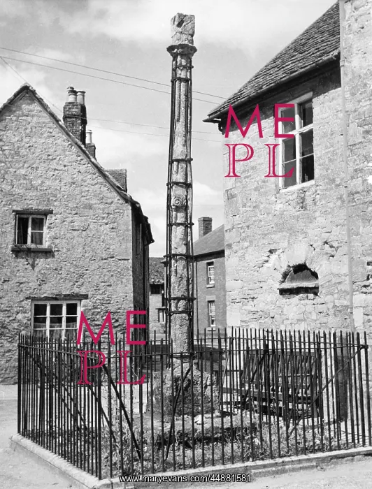 : EYNSHAM VILLAGE CROSS : EYNSHAM VILLAGE CROSS