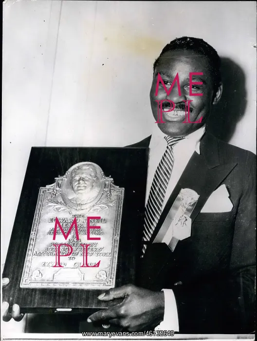: Ezzard Charles, champion boxer, with boxing plaque : Ezzard Charles, champion boxer, with boxing plaque