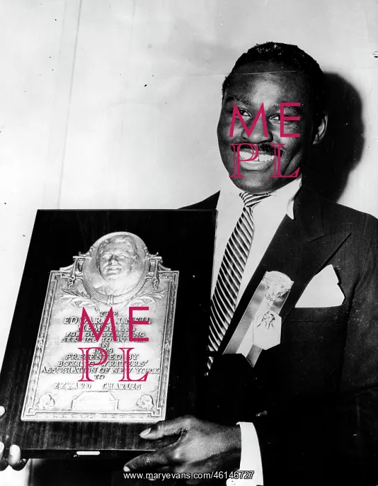 : Ezzard Charles, champion boxer, with boxing plaque : Ezzard Charles, champion boxer, with boxing plaque