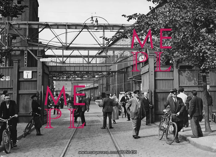: Factory closing at AEG in Berlin, 1935 : Factory closing at AEG in Berlin, 1935
