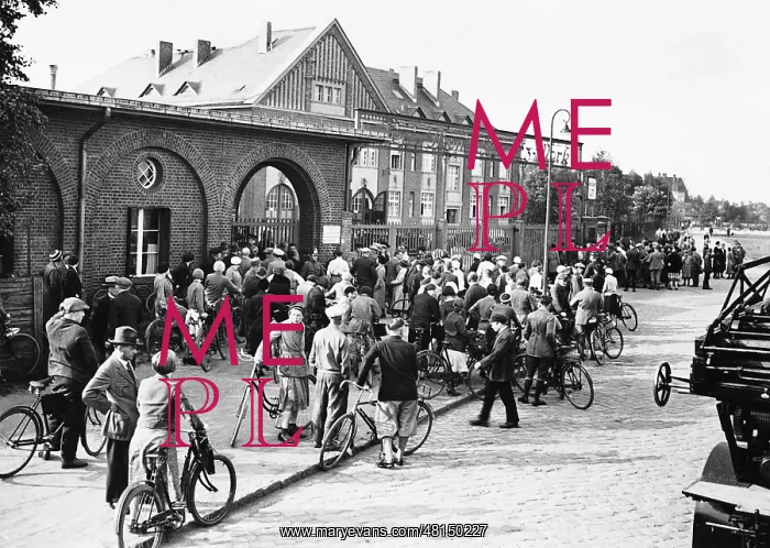 : Factory closure at the Zeiss Ikon A.G. in Berlin, 1933 : Factory closure at the Zeiss Ikon A.G. in Berlin, 1933