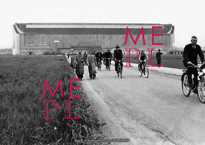 : Factory closure in the Zeppelin airship yard in Friedrichsha : Factory closure in the Zeppelin airship yard in Friedrichsha