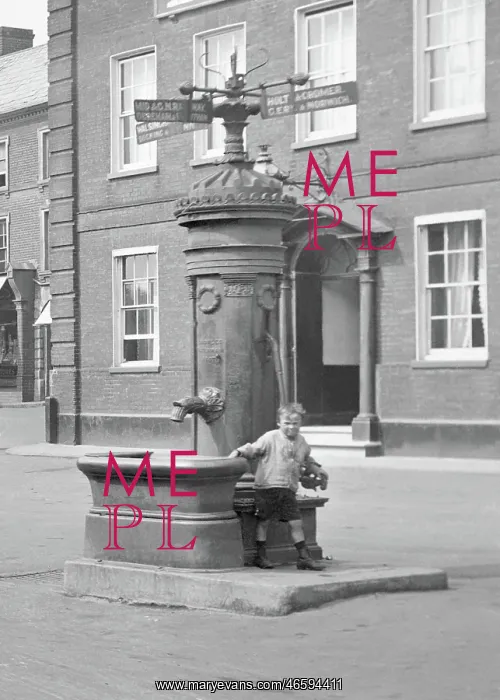  : Fakenham, Pump and Sign Post 1921