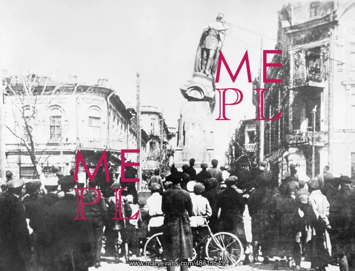 : Fall of a tzar monument, 1917 : Fall of a tzar monument, 1917
