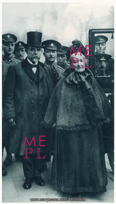 : Fallen solder's mother receiving Victoria Cross : Fallen solder's mother receiving Victoria Cross