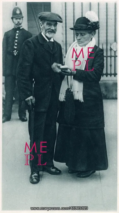: Fallen solder's mother receiving Victoria Cross : Fallen solder's mother receiving Victoria Cross