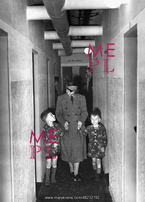 : Family in an air raid shelter, 1941 : Family in an air raid shelter, 1941