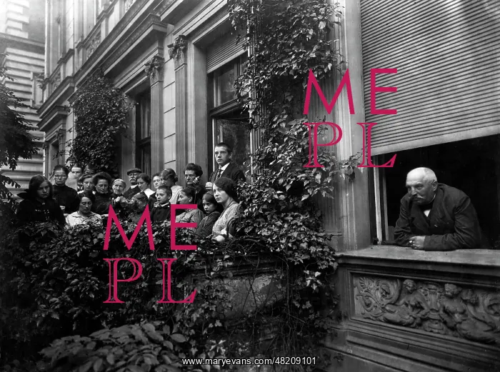 : Family on the balcony, 1914 : Family on the balcony, 1914