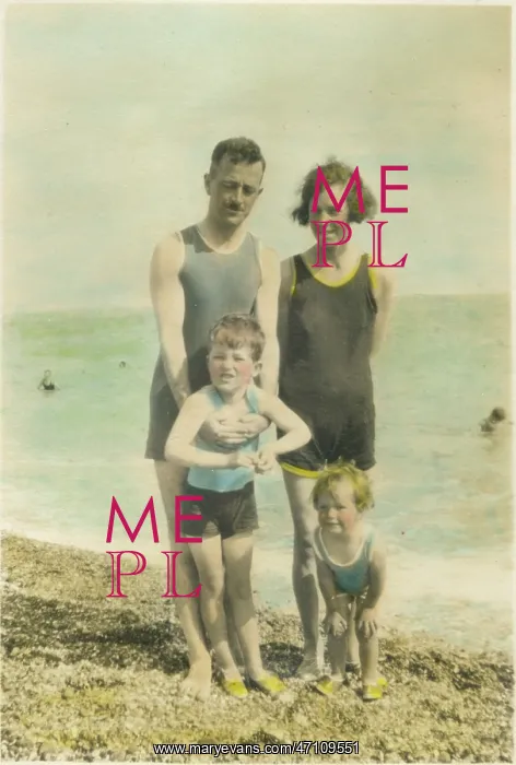 : Family on the beach at Bognor Regis : Family on the beach at Bognor Regis