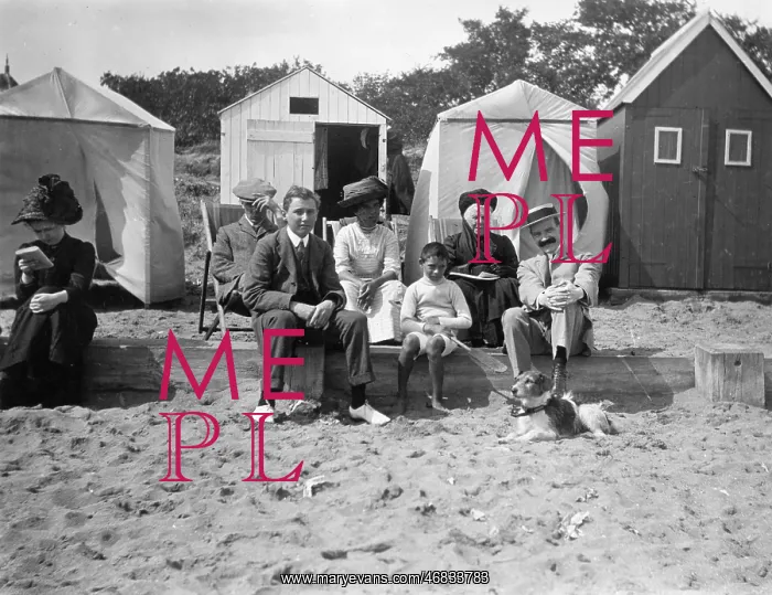 : FAMILY ON BEACH, C.1910 : FAMILY ON BEACH, C.1910