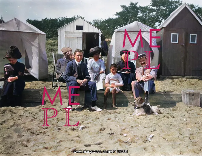 : FAMILY ON BEACH, C.1910 : FAMILY ON BEACH, C.1910