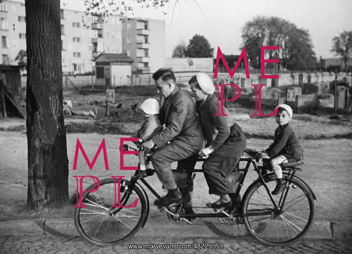 : Family-Bicycle in the 30s : Family-Bicycle in the 30s