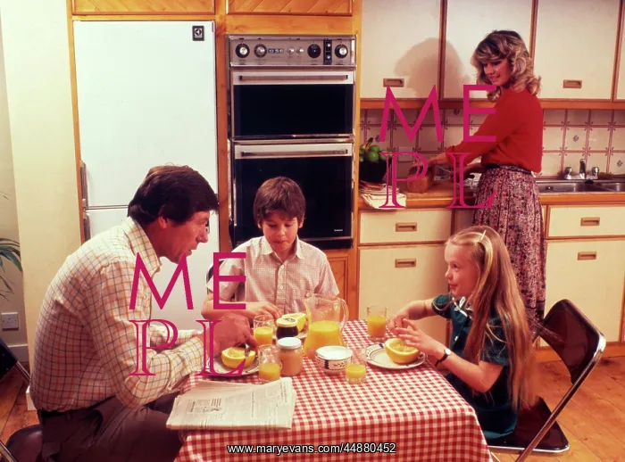 : FAMILY BREAKFAST : FAMILY BREAKFAST