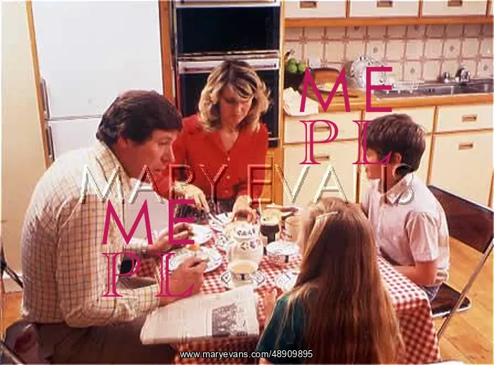 : FAMILY BREAKFAST : FAMILY BREAKFAST
