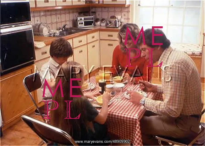 : FAMILY BREAKFAST : FAMILY BREAKFAST