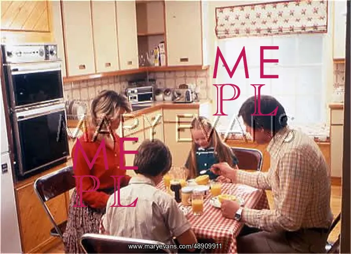 : FAMILY BREAKFAST : FAMILY BREAKFAST
