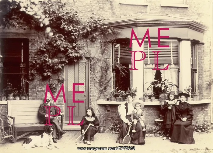 : FAMILY IN GARDEN : FAMILY IN GARDEN